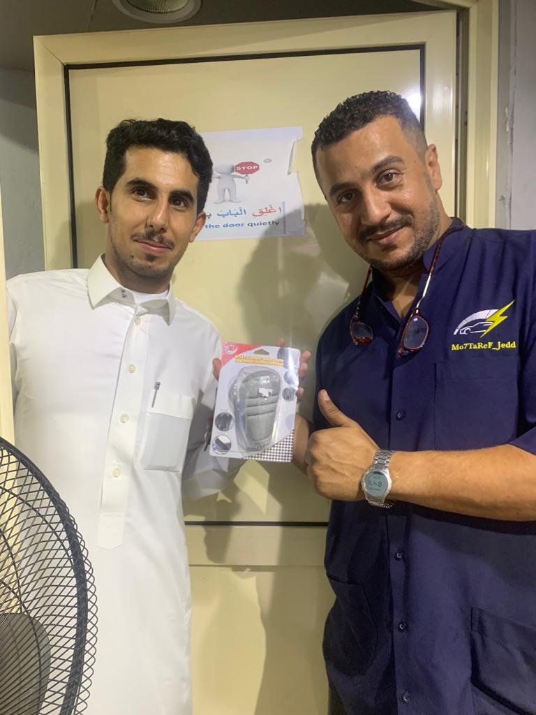 السيارات داخل الورشة